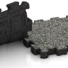 Großaufnahme vom Verbindungssystem von WARCO-Boden 6105 - Baldosa borde piscina sin juntas im Farbdesign Granito clásico. Abmessungen 306 x 306 x 30 mm.