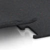 Großaufnahme vom Verbindungssystem von WARCO-Boden 3757 - Fitness Performance Elite Pavimento Deportivo im Farbdesign Rojo ligeramente moteado. Abmessungen 100 x 100 x 1,5 cm | 1,00 m².