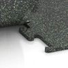Großaufnahme vom Verbindungssystem von WARCO-Boden 6979 - Fitness Performance Elite Pavimento Deportivo im Farbdesign Verde ligeramente moteado. Abmessungen 100 x 100 x 2 cm | 1,00 m².