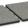 Großaufnahme vom Verbindungssystem von WARCO-Boden 6355 - Loseta de terraza Classic im Farbdesign Granito gris. Abmessungen 50 x 50 x 3 cm | 0,25 m².