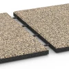 Großaufnahme vom Verbindungssystem von WARCO-Boden 6419 - Loseta amortiguadora – 90 cm im Farbdesign Travertino. Abmessungen 50 x 50 x 3 cm | 0,25 m².