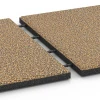 Großaufnahme vom Verbindungssystem von WARCO-Boden 6362 - Loseta de terraza Classic im Farbdesign Ratán. Abmessungen 50 x 50 x 3 cm | 0,25 m².