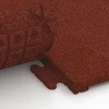 Großaufnahme vom Verbindungssystem von WARCO-Boden 7053 - Loseta de caucho Linea im Farbdesign Rojo ladrillo. Abmessungen 50 x 50 x 3 cm | 0,25 m².