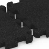 Großaufnahme vom Verbindungssystem von WARCO-Boden 6980 - Losetas para pistas deportivas im Farbdesign Antracita. Abmessungen 50 x 50 x 4 cm | 0,25 m².