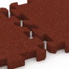 Großaufnahme vom Verbindungssystem von WARCO-Boden 6981 - Losetas para pistas deportivas im Farbdesign Rojo ladrillo. Abmessungen 50 x 50 x 4 cm | 0,25 m².