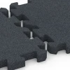 Großaufnahme vom Verbindungssystem von WARCO-Boden 6983 - Losetas para pistas deportivas im Farbdesign Gris pizarra. Abmessungen 50 x 50 x 4 cm | 0,25 m².