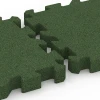 Großaufnahme vom Verbindungssystem von WARCO-Boden 6311 - Loseta anticaída tipo puzzle im Farbdesign Verde hierba. Abmessungen 50 x 50 x 6 cm | 0,25 m².