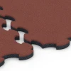 Großaufnahme vom Verbindungssystem von WARCO-Boden 6392 -  im Farbdesign Rojo ladrillo. Abmessungen 102,5 x 102,5 x 3 cm | 1,05 m².