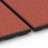 Großaufnahme vom Verbindungssystem von WARCO-Boden 6384 - Loseta de caucho para cuadras Confort im Farbdesign Rojo ladrillo. Abmessungen 100 x 100 x 4 cm | 1,00 m².