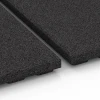 Großaufnahme vom Verbindungssystem von WARCO-Boden 6387 - Loseta de caucho para cuadras Lujo im Farbdesign Antracita. Abmessungen 100 x 100 x 4,5 cm | 1,00 m².