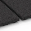 Großaufnahme vom Verbindungssystem von WARCO-Boden 6389 - Loseta de caucho para cuadras Lujo im Farbdesign Antracita. Abmessungen 100 x 50 x 4,5 cm | 0,50 m².