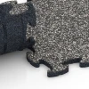 Großaufnahme vom Verbindungssystem von WARCO-Boden 6778 - Esterilla de gimnasio im Farbdesign Granito gris oscuro. Abmessungen 44,6 x 44,6 x 1,8 cm.