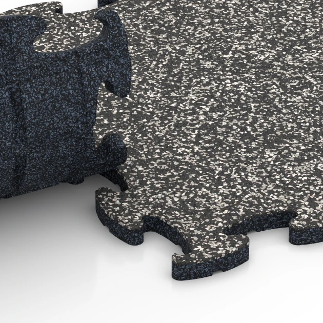 Großaufnahme vom Verbindungssystem von WARCO-Boden 6778 - Esterilla de gimnasio im Farbdesign Granito gris oscuro. Abmessungen 44,6 x 44,6 x 1,8 cm.