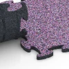 Großaufnahme vom Verbindungssystem von WARCO-Boden 6756 - Loseta zona de juegos im Farbdesign Lavanda. Abmessungen 44,6 x 44,6 x 1,8 cm.