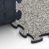 Großaufnahme vom Verbindungssystem von WARCO-Boden 6788 - Baldosa de balcón im Farbdesign Granito gris. Abmessungen 44,6 x 44,6 x 1,8 cm.