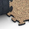 Großaufnahme vom Verbindungssystem von WARCO-Boden 6799 - Pavimento agility canino im Farbdesign Terracota. Abmessungen 44,6 x 44,6 x 1,8 cm.