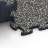Großaufnahme vom Verbindungssystem von WARCO-Boden 6913 - Baldosa ferial encajable im Farbdesign Granito gris oscuro. Abmessungen 44,6 x 44,6 x 1,8 cm.