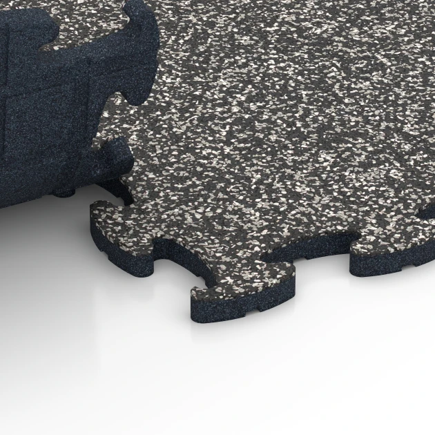 Großaufnahme vom Verbindungssystem von WARCO-Boden 6913 - Baldosa ferial encajable im Farbdesign Granito gris oscuro. Abmessungen 44,6 x 44,6 x 1,8 cm.