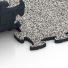 Großaufnahme vom Verbindungssystem von WARCO-Boden 6914 - Baldosa ferial encajable im Farbdesign Granito gris. Abmessungen 44,6 x 44,6 x 1,8 cm.
