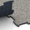 Großaufnahme vom Verbindungssystem von WARCO-Boden 6923 - Baldosa ferial encajable im Farbdesign Granito gris. Abmessungen 97,1 x 97,1 × 1,8 cm.