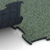 Großaufnahme vom Verbindungssystem von WARCO-Boden 6870 - Suelo Fitness Max im Farbdesign Césped inglés. Abmessungen 97,1 x 97,1 × 1,8 cm.