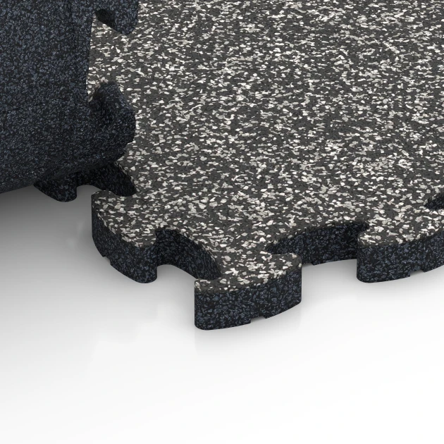 Großaufnahme vom Verbindungssystem von WARCO-Boden 6931 - Loseta amortiguadora puzzle im Farbdesign Granito gris oscuro. Abmessungen 44,6 x 44,6 × 2,8 cm.