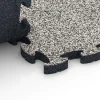 Großaufnahme vom Verbindungssystem von WARCO-Boden 6932 - Loseta amortiguadora puzzle im Farbdesign Granito gris. Abmessungen 44,6 x 44,6 × 2,8 cm.