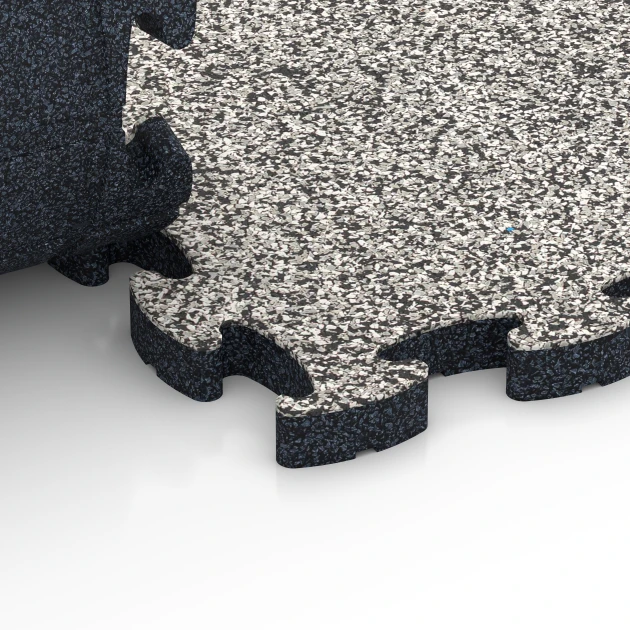 Großaufnahme vom Verbindungssystem von WARCO-Boden 6932 - Loseta amortiguadora puzzle im Farbdesign Granito gris. Abmessungen 44,6 x 44,6 × 2,8 cm.