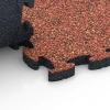 Großaufnahme vom Verbindungssystem von WARCO-Boden 6935 - Loseta amortiguadora puzzle im Farbdesign Etna. Abmessungen 44,6 x 44,6 × 2,8 cm.