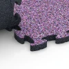 Großaufnahme vom Verbindungssystem von WARCO-Boden 6936 - Loseta amortiguadora puzzle im Farbdesign Lavanda. Abmessungen 44,6 x 44,6 × 2,8 cm.