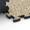 Großaufnahme vom Verbindungssystem von WARCO-Boden 6937 - Loseta amortiguadora puzzle im Farbdesign Travertino. Abmessungen 44,6 x 44,6 × 2,8 cm.