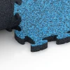 Großaufnahme vom Verbindungssystem von WARCO-Boden 6938 - Loseta amortiguadora puzzle im Farbdesign Atlantico. Abmessungen 44,6 x 44,6 × 2,8 cm.