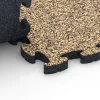 Großaufnahme vom Verbindungssystem von WARCO-Boden 6939 - Loseta amortiguadora puzzle im Farbdesign Rattan. Abmessungen 44,6 x 44,6 × 2,8 cm.