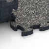 Großaufnahme vom Verbindungssystem von WARCO-Boden 6940 - Loseta de terraza im Farbdesign Granito gris oscuro. Abmessungen 44,6 x 44,6 × 2,8 cm.