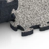 Großaufnahme vom Verbindungssystem von WARCO-Boden 6842 - Fitness Active suelo im Farbdesign Granito gris. Abmessungen 44,6 x 44,6 × 2,8 cm.