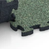 Großaufnahme vom Verbindungssystem von WARCO-Boden 6843 - Fitness Active suelo im Farbdesign Césped inglés. Abmessungen 44,6 x 44,6 × 2,8 cm.