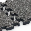 Großaufnahme vom Verbindungssystem von WARCO-Boden 6877 - Suelo Fitness Max im Farbdesign Granito gris oscuro. Abmessungen 44,6 x 44,6 × 2,8 cm.