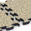 Großaufnahme vom Verbindungssystem von WARCO-Boden 6883 - Suelo Fitness Max im Farbdesign Travertino. Abmessungen 44,6 x 44,6 × 2,8 cm.