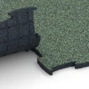 Großaufnahme vom Verbindungssystem von WARCO-Boden 6852 - Fitness Active suelo im Farbdesign Césped inglés. Abmessungen 97,1 x 97,1 x 2,8 cm.
