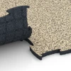Großaufnahme vom Verbindungssystem von WARCO-Boden 6856 - Fitness Active suelo im Farbdesign Travertino. Abmessungen 97,1 x 97,1 x 2,8 cm.