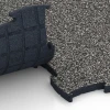 Großaufnahme vom Verbindungssystem von WARCO-Boden 6886 - Suelo Fitness Max im Farbdesign Granito gris oscuro. Abmessungen 97,1 x 97,1 x 2,8 cm.