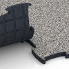 Großaufnahme vom Verbindungssystem von WARCO-Boden 6887 - Suelo Fitness Max im Farbdesign Granito gris. Abmessungen 97,1 x 97,1 x 2,8 cm.