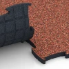 Großaufnahme vom Verbindungssystem von WARCO-Boden 6890 - Suelo Fitness Max im Farbdesign Etna. Abmessungen 97,1 x 97,1 x 2,8 cm.