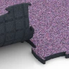 Großaufnahme vom Verbindungssystem von WARCO-Boden 6891 - Suelo Fitness Max im Farbdesign Lavanda. Abmessungen 97,1 x 97,1 x 2,8 cm.
