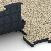 Großaufnahme vom Verbindungssystem von WARCO-Boden 6892 - Suelo Fitness Max im Farbdesign Travertino. Abmessungen 97,1 x 97,1 x 2,8 cm.