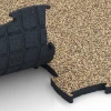 Großaufnahme vom Verbindungssystem von WARCO-Boden 6894 - Suelo Fitness Max im Farbdesign Rattan. Abmessungen 97,1 x 97,1 x 2,8 cm.