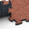 Großaufnahme vom Verbindungssystem von WARCO-Boden 6773 - Baldosa borde de piscina im Farbdesign Etna. Abmessungen 28,9 x 28,9 x 1,8 cm.