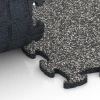 Großaufnahme vom Verbindungssystem von WARCO-Boden 6814 - Loseta efecto piedra encajable im Farbdesign Granito gris oscuro. Abmessungen 28,9 x 28,9 x 1,8 cm.