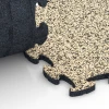 Großaufnahme vom Verbindungssystem von WARCO-Boden 6820 - Loseta efecto piedra encajable im Farbdesign Travertino. Abmessungen 28,9 x 28,9 x 1,8 cm.