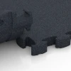 Großaufnahme vom Verbindungssystem von WARCO-Boden 6965 - Fitness Premium suelo técnico im Farbdesign Antracita. Abmessungen 28,9 x 28,9 x 2,8 cm.